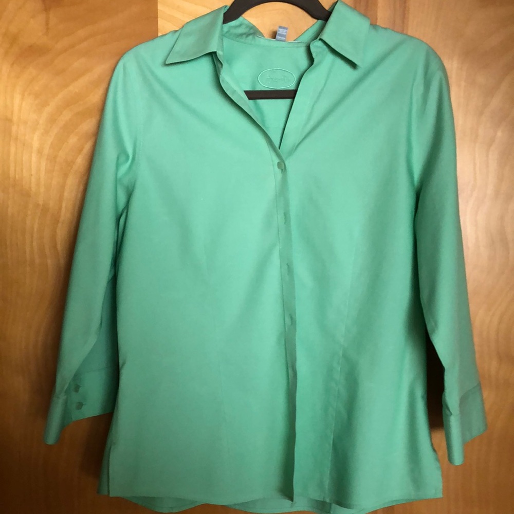 🌿Spring green Foxcroft blouse🌿